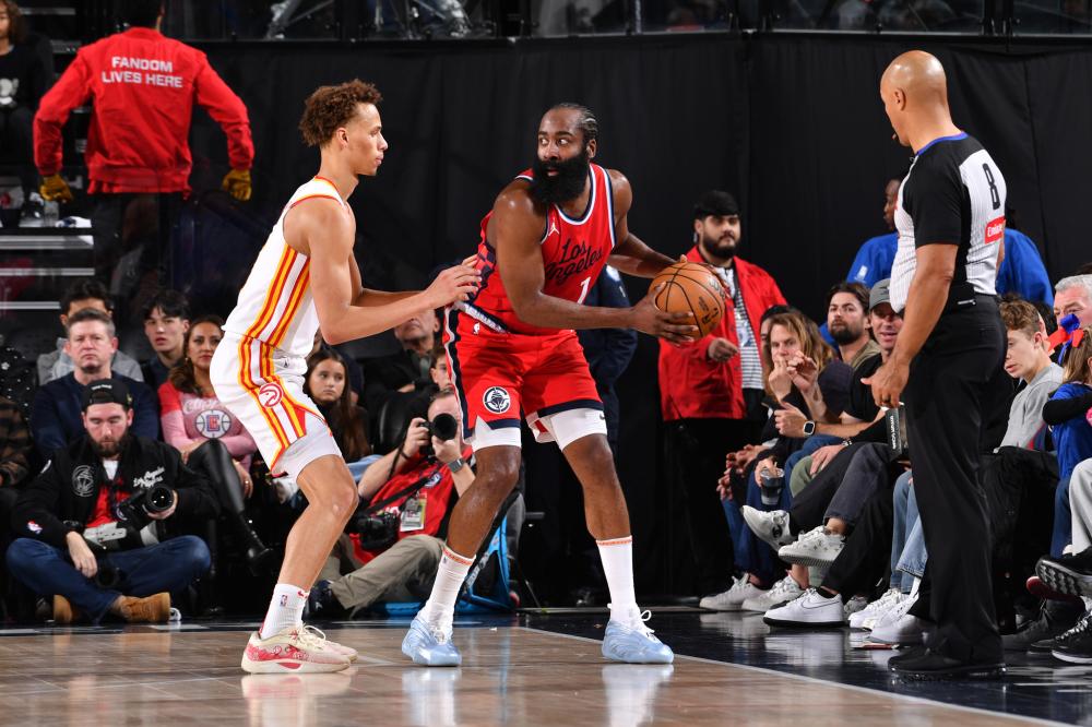 在场馆中引 在场馆中引